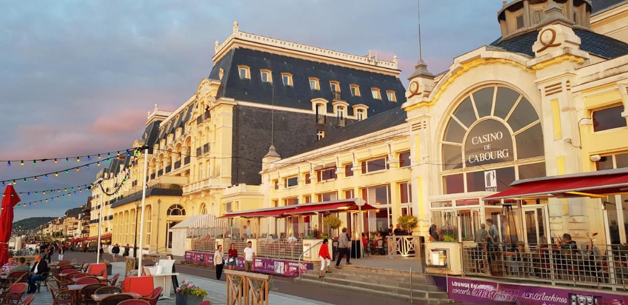 Residence Front De Mer Cabourg - Acces Direct Plage Buitenkant foto